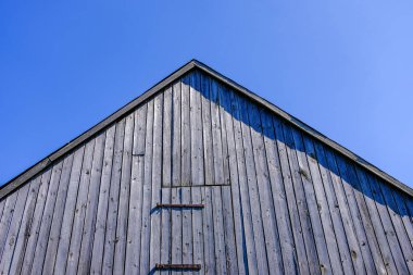 Eski ahşap Letonya kırsal kesimde yaz yeşillik ile binanın terk edilmiş kalıntıları
