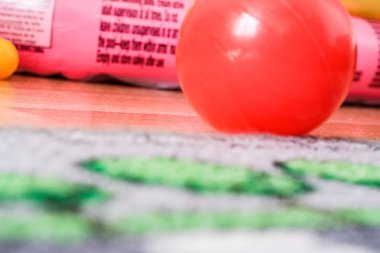 oturma odasında halının üstünde çocuk oyuncak yaptı. blokları ve topları