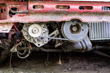 Kırsal kesimde kırmızı traktör detayını. motor parçaları ve lastikler