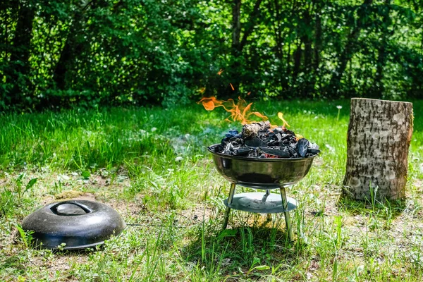 Feu Sur Barbecue Charbon Bois Griller Nourriture Sur Petit Barbecue — Photo