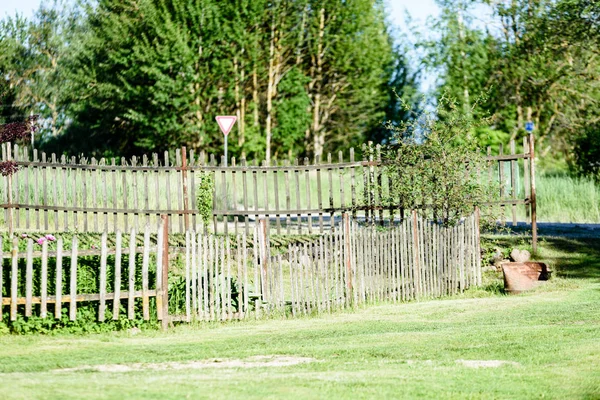 Temprano Mañana Jardín Del Campo Con Una Antigua Cerca Madera — Foto de Stock