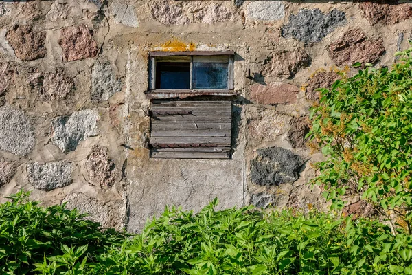 Letonya Kırsal Kesimde Yaz Yeşillik Ile Bina Terk Edilmiş Kalıntıları — Stok fotoğraf