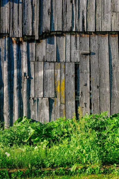 Verlaten Ruïnes Van Oude Houten Gebouw Letland Platteland Zomer Met — Stockfoto