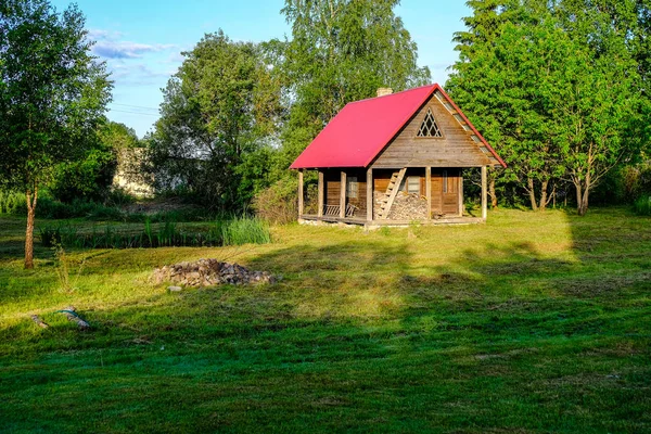 Verlaten Ruïnes Van Oude Houten Gebouw Letland Platteland Zomer Met — Stockfoto