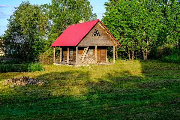 葉と夏のラトビアの田舎で古い木造建築の放棄された遺跡 — ストック写真