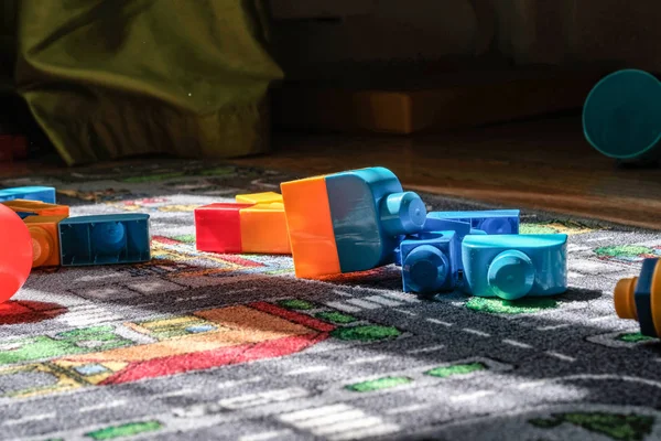 Παιδί Παιχνίδια Αριστερά Στην Κουβέρτα Στο Σαλόνι Μπλοκ Και Μπάλες — Φωτογραφία Αρχείου