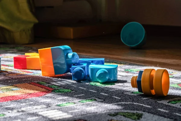 Oturma Odasında Halının Üstünde Çocuk Oyuncak Yaptı Blokları Topları — Stok fotoğraf