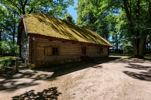 Ruinas Abandonadas Viejo Edificio Madera Campo Latvia Verano Con Follaje — Foto de Stock