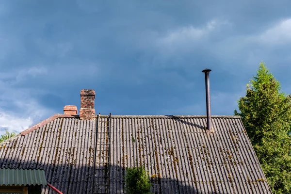 Verlaten Ruïnes Van Oude Houten Gebouw Letland Platteland Zomer Met — Stockfoto