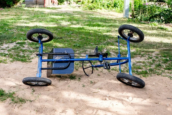 Kind Speelgoed Links Het Groene Gazon Quadricycle — Stockfoto