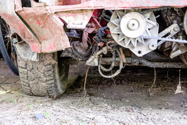 田舎の赤いトラクターの詳細です エンジン部品やタイヤ — ストック写真