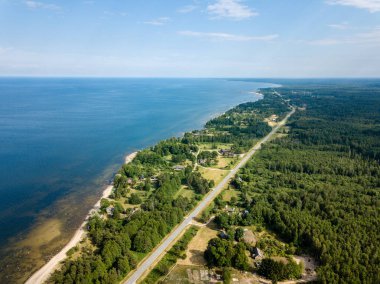 drone görüntü. kayalar ve orman toprak ve su yakınında otoyol Baltık Denizi sahilinin havadan görünümü. Letonya beach