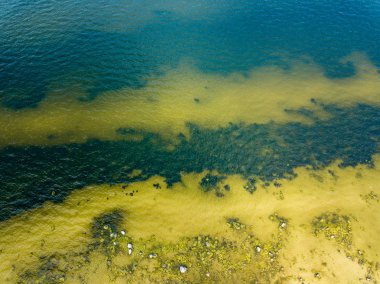 İHA görüntüsü. Baltık deniz kıyısında karada kayalar ve ormanlar olan hava manzarası. Letonya plajı