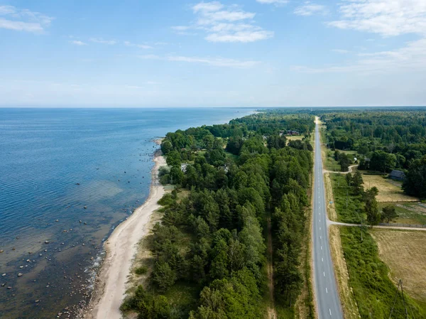 ドローンのイメージ 岩と森の土地と水の近くの高速道路とバルト海の海岸の眺め ラトビア ビーチ — ストック写真