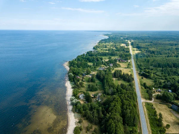 drone görüntü. kayalar ve orman toprak ve su yakınında otoyol Baltık Denizi sahilinin havadan görünümü. Letonya beach