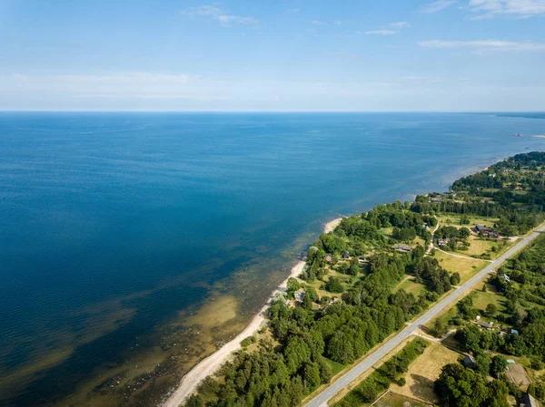drone görüntü. kayalar ve orman toprak ve su yakınında otoyol Baltık Denizi sahilinin havadan görünümü. Letonya beach