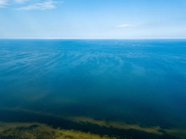 Imagem Drone Vista Aérea Costa Mar Báltico Com Rochas Floresta — Fotografia de Stock