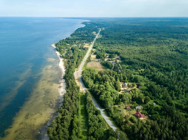 drone görüntü. kayalar ve orman toprak ve su yakınında otoyol Baltık Denizi sahilinin havadan görünümü. Letonya beach