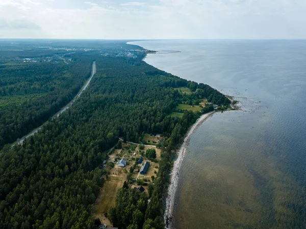 drone görüntü. kayalar ve orman toprak ve su yakınında otoyol Baltık Denizi sahilinin havadan görünümü. Letonya beach