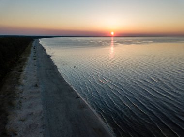 drone görüntü. deniz Beach havadan görünümü kırmızı günbatımı. sahil hattı. Baltık Denizi, toz