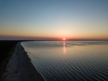 drone görüntü. deniz Beach havadan görünümü kırmızı günbatımı. sahil hattı. Baltık Denizi, toz