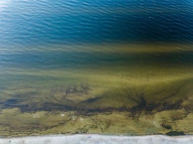drone görüntü. deniz Beach havadan görünümü kırmızı günbatımı. sahil hattı. Baltık Denizi, toz