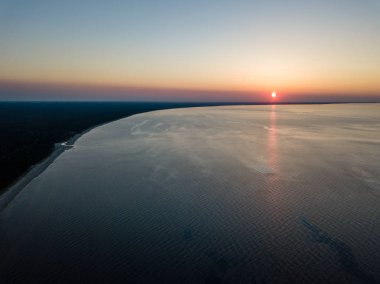 drone görüntü. deniz Beach havadan görünümü kırmızı günbatımı. sahil hattı. Baltık Denizi, toz