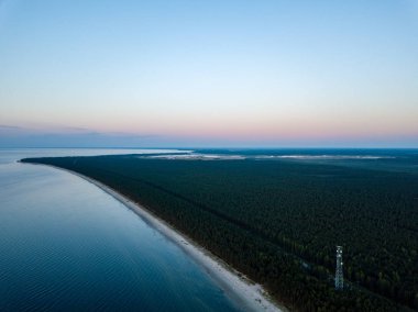 drone görüntü. deniz Beach havadan görünümü kırmızı günbatımı. sahil hattı. Baltık Denizi, toz