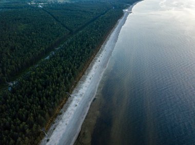 drone görüntü. deniz Beach havadan görünümü kırmızı günbatımı. sahil hattı. Baltık Denizi, toz
