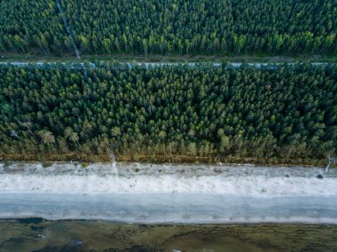 drone görüntü. deniz Beach havadan görünümü kırmızı günbatımı. sahil hattı. Baltık Denizi, toz