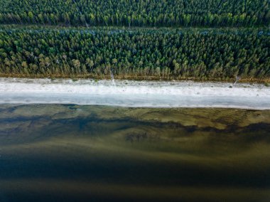 drone görüntü. deniz Beach havadan görünümü kırmızı günbatımı. sahil hattı. Baltık Denizi, toz