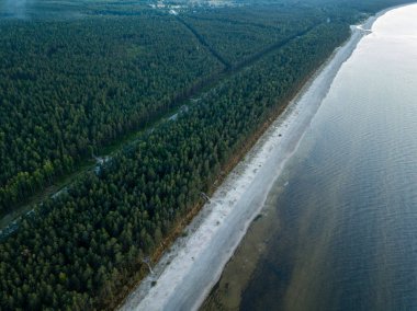 drone görüntü. deniz Beach havadan görünümü kırmızı günbatımı. sahil hattı. Baltık Denizi, toz