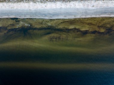 drone görüntü. deniz Beach havadan görünümü kırmızı günbatımı. sahil hattı. Baltık Denizi, toz