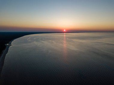 drone görüntü. deniz Beach havadan görünümü kırmızı günbatımı. sahil hattı. Baltık Denizi, toz