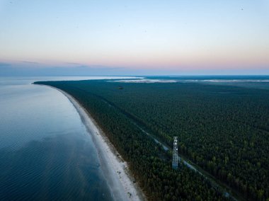 drone görüntü. deniz Beach havadan görünümü kırmızı günbatımı. sahil hattı. Baltık Denizi, toz