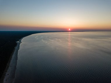 drone görüntü. deniz Beach havadan görünümü kırmızı günbatımı. sahil hattı. Baltık Denizi, toz