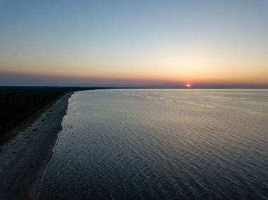 drone görüntü. deniz Beach havadan görünümü kırmızı günbatımı. sahil hattı. Baltık Denizi, toz