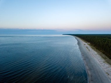 drone görüntü. deniz Beach havadan görünümü kırmızı günbatımı. sahil hattı. Baltık Denizi, toz