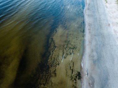 drone görüntü. deniz Beach havadan görünümü kırmızı günbatımı. sahil hattı. Baltık Denizi, toz