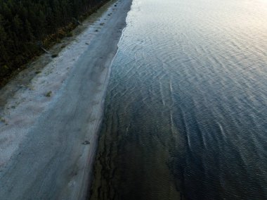 drone görüntü. deniz Beach havadan görünümü kırmızı günbatımı. sahil hattı. Baltık Denizi, toz