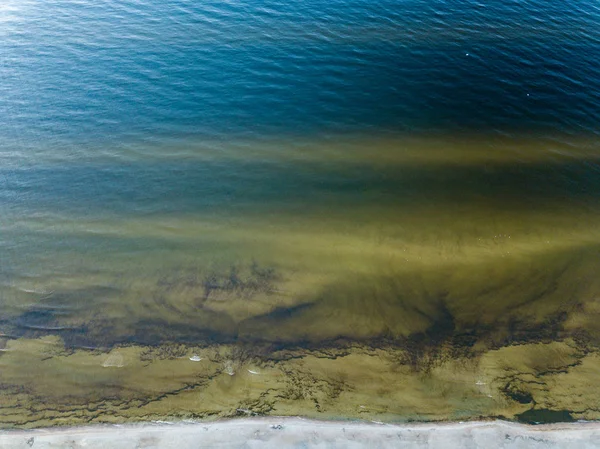 drone görüntü. deniz Beach havadan görünümü kırmızı günbatımı. sahil hattı. Baltık Denizi, toz