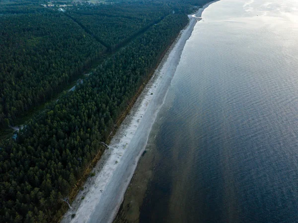drone görüntü. deniz Beach havadan görünümü kırmızı günbatımı. sahil hattı. Baltık Denizi, toz