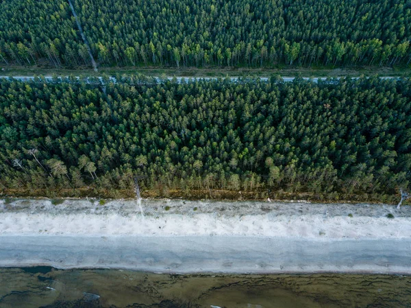 drone görüntü. deniz Beach havadan görünümü kırmızı günbatımı. sahil hattı. Baltık Denizi, toz