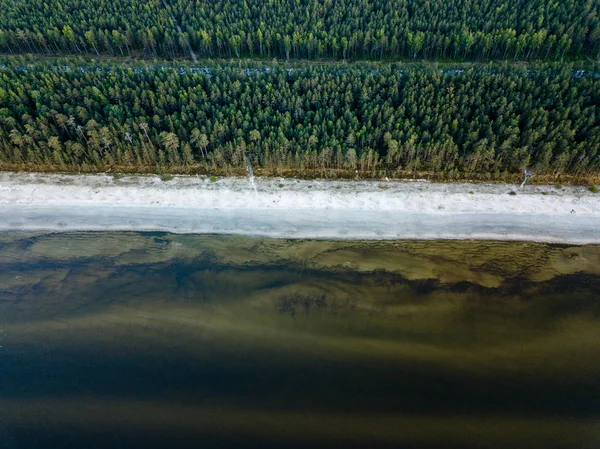 drone görüntü. deniz Beach havadan görünümü kırmızı günbatımı. sahil hattı. Baltık Denizi, toz