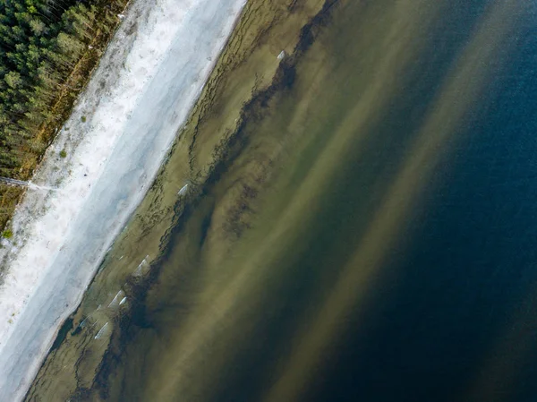 drone görüntü. deniz Beach havadan görünümü kırmızı günbatımı. sahil hattı. Baltık Denizi, toz