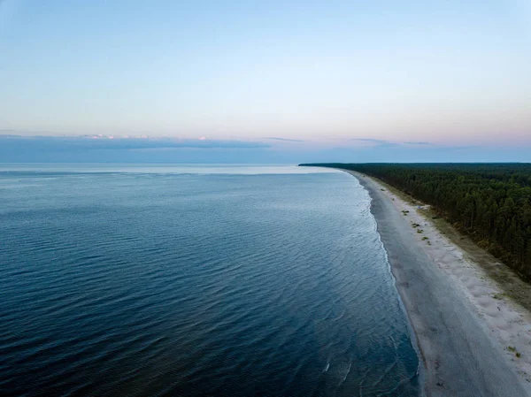 drone görüntü. deniz Beach havadan görünümü kırmızı günbatımı. sahil hattı. Baltık Denizi, toz