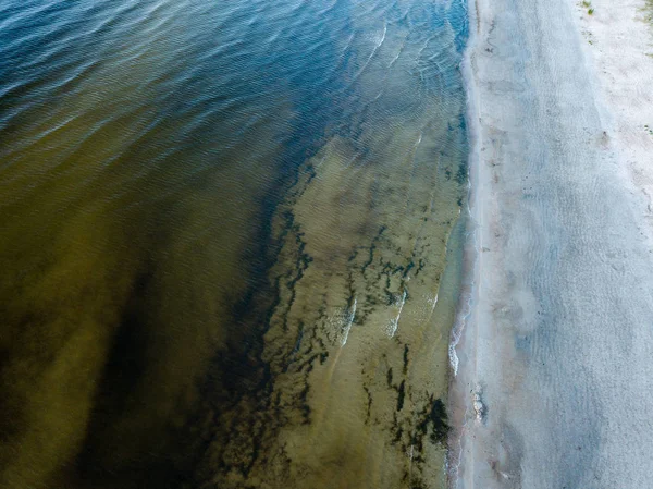 drone görüntü. deniz Beach havadan görünümü kırmızı günbatımı. sahil hattı. Baltık Denizi, toz