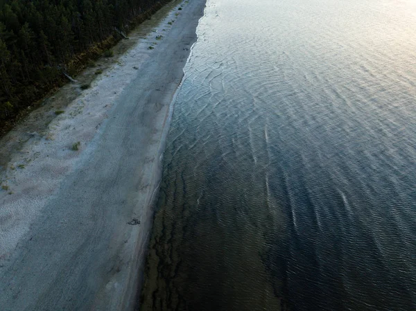 drone görüntü. deniz Beach havadan görünümü kırmızı günbatımı. sahil hattı. Baltık Denizi, toz