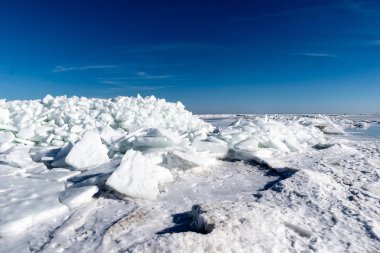 donmuş gölün buz kütleleri ve mavi gökyüzü yığını ile kaplı. Letonya, kış