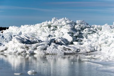 donmuş gölün buz kütleleri ve mavi gökyüzü yığını ile kaplı. Letonya, kış